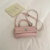 Bolso Cuadrado Pequeño Rosa con Patrón de Cocodrilo para Mujer 2026 Nuevo Estilo Bolso de Mano de Lujo Ligero de Nicho de Alto Valor Bolso Cruzado para Viajes