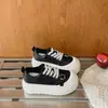 Novos tênis brancos retrô de sola grossa para mulheres 2026, estilo que aumenta a altura para pessoas baixinhas, sapatos casuais versáteis de outono para combinar com saias