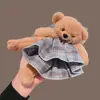 ¡Dios mío! ¡Tan lindo! Scrunchie de peluche súper adorable a cuadros para un peinado de moño juguetón