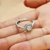 Este anillo de jade blanco sintético, un estilo popular en Xiaohongshu (Librito Rojo), presenta un diseño chino moderno, lujo discreto y una forma redonda versátil, lo que lo convierte en un accesorio de transmisión en vivo de moda.