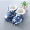 Sapatos de Bebê Outono e Inverno Veludo Espesso Quente Solado Macio 0-3-6-12 Meses Sapatos e Meias de Bebê Sapatos de Algodão Sapatos para Crianças Pequenas 1 Ano