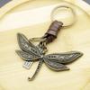 Llavero creativo para hombre de aleación con forma de libélula, estilo vintage de piel de vaca trenzada, de bronce.