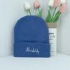 Gorro de punto para niños de otoño e invierno, gorro cálido resistente al frío para niños, gorro de lana con bordado de letras y rizado estilo coreano para niñas.