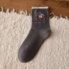Calcetines lindos de oso bordado hasta la pantorrilla para mujer, estilo universitario dulce de otoño e invierno, calcetines de algodón holgados de dibujos animados sin costuras para niñas