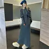 Nova coleção outono e inverno: Conjuntos de roupas com caimento solto e estilo relaxado, apresentando um conjunto de tricô assimétrico de comprimento médio com saia, um conjunto de duas peças para mulheres