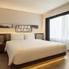 Mobiliario de hotel Atour 4.0, juego para habitación estándar, incluyendo un marco de cama y base de cama de estilo chino, madera maciza, moderno y minimalista, adecuado para casas de huéspedes
