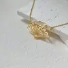 Nuevo Collar con Letra Inglesa con Colgante Dorado Hueco en Forma de Abanico, Joyería de Acero de Titanio de Nicho, Cadena para Clavícula Personalizada