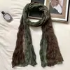 Pañuelo de seda a rayas largas de algodón y lino plisado retro postapocalíptico para mujer, bufanda de tacto artístico de alta gama, chal para exteriores de sesión de fotos del noroeste