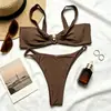 Bikini Bandeau Color Café Sólido con Lazos Retorcidos, Decoración Metálica Ovalada, Tirante Halter y Traje de Baño de Dos Piezas con Amarre