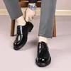 Sapatos masculinos de importação, nova coleção de outono, sapatos sociais masculinos de couro legítimo, adequados para homens jovens e de meia-idade, antiderrapantes, com biqueira larga e sola grossa, sapatos casuais de couro