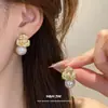 Pendientes de flor de perla con aguja de plata vintage francés, pendientes de lujo ligero de alta gama con un diseño único, accesorios de oreja versátiles