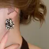 Pendientes Retro Europeos y Americanos de Otoño e Invierno con Estampado Geométrico de Leopardo en Piel Lujo Accesible Pendientes de Gama Alta Pendientes de Moda Elegantes y con Estilo para Mujer