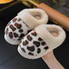 Nueva colección de invierno: Pantuflas de algodón con estampado de leopardo para niños, unisex, con forro grueso y afelpado para abrigar, adecuadas para usar en interiores. Disponible para envío directo