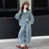 Conjunto de Mezclilla para Niñas Primavera y Otoño 2026 Nuevo Estilo Coreano Moda Chaqueta y Pantalones para Niños Mayores, Conjunto Casual y Moderno