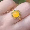 Anel Redondo de Cera de Abelha Natural Imitação Banhado a Ouro Cloisonné Padrão Ruyi Vazado Âmbar Amarelo Anel Aberto