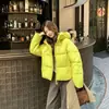 Chaqueta corta de algodón con capucha y relleno de plumón, nuevo estilo de invierno, ropa para mujer de talla grande, corte holgado, adelgazante, engrosada, abrigo acolchado cálido