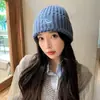 Gorro de Lana Versátil Estilo Coreano Bordado con Letras para Mujer Invierno Cálido Protección para las Orejas Gorro de Punto Pulóver Gorro Grueso a Prueba de Frío