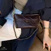 Bolso de hombro con patrón de rombos de malla de cadena 2026, versátil, ligero, de nicho, cuero encerado al aceite, bolso cruzado para el día a día, nuevo estilo de moda