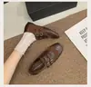 Mocassins de Couro Vazados com Design em Relevo, Estilo Britânico Versátil Retrô, Novos para o Outono de 2026