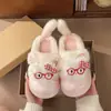 Chinelos de algodão estilosos para mulheres, super macios, novo design fofo e felpudo, estilo cartoon 2026, inverno, removíveis, adequados para uso externo