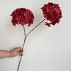 Simulación de flores, 2 hortensias, boda, auditorio, techo, guía de caminos altos, decoración, arreglo floral, proyecto de hotel, flores falsas, comercio exterior