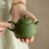 Bule de Cerâmica em Estilo Antigo com Detalhes Dourados para Chá Gongfu, Apresentando um Pequeno Design Qinggan, Adequado para Preparar Chá com Filtro de Furos