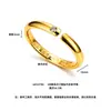 Pulsera brillante estilo joyería de oro con incrustaciones de diamantes y palabras auspiciosas, pulsera de arena dorada abierta grabada con láser para traer fortuna y paz para mujeres