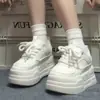 Tênis Brancos Plataforma com Solado Grosso para Aumentar a Altura para Mulheres Primavera e Outono 2026 Sapatos Brancos Plataforma com Solado Grosso Mocassins de Cadarço com Bico Redondo
