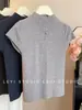 Design Elegante e Puro de Caimento Justo com Mangas Curtas Volantes e Gola Meia-Alta em Tricô, Novo para a Primavera, Estiloso e Emagrecedor, Top Casual Simples