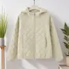 Venta al por mayor del fabricante otoño e invierno 2026 nuevo abrigo de algodón con capucha de patrón de diamante versátil para mujer, top de color liso