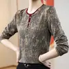 Moderna prenda interior adelgazante extranjera impresa con base plateada dispersa, camisa para mujer, patrón de doble cuello, camiseta de manga larga para primavera y otoño