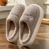 Pantuflas de algodón con suela gruesa para hombre y mujer, nuevo modelo otoño e invierno 2026, pantuflas de felpa antideslizantes para interiores que no causan mal olor en los pies para mujer