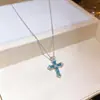 Collar con Colgante de Cruz de Diamante Azul Océano, Cadena Clavicular Versátil de Alta Gama Estilo Francés para Mujer, Accesorio Estilo Vacaciones de Verano en la Costa