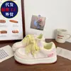 Tênis branco feminino com solado grosso, estilo nicho, novo modelo popular da primavera 2026, mocassins versáteis, sapatos esportivos casuais para estudantes