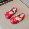 Zapatos pequeños de cuero versátiles y ligeros con correa elástica, estilo coreano, para niñas, otoño 2026, zapatos plateados de princesa a la moda para actuaciones