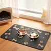 Tapete simples de terra de diatomáceas, especialmente projetado para alimentar animais de estimação como gatos e cães, com propriedades antiderrapantes, fácil de limpar e altamente absorvente, tornando-o ideal como um tapete de alimentação para evitar que a comida espirre.
