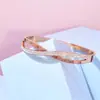 Pulsera de Acero de Titanio con Letra Romana Cruzada Europea y Americana Ai Min, Pulsera Hueca con Hebilla de Letra para Mujer, Pulsera Dorada de Aliento de Bebé