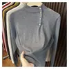 Suéter de punto de color liso con botón lateral de cobre y cuello semi-alto para mujer, moda de otoño e invierno, elegante y sofisticado, corte ajustado, cálido suéter de capa base