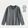 Camiseta de punto de manga larga para hombre, de corte holgado para otoño, con rayas, peso pesado, ajuste relajado, en blanco y negro, perfecta como capa base o top interior, con un estilo retro americano