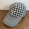 Boné de Baseball Fresco Xadrez Estilo Coreano para Mulheres, Faz o Rosto Parecer Menor, Protetor Solar para Passeios de Primavera e Verão, Bordado de Letras, Boné com Aba Macia para Homens