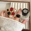 Anillo Abierto Grande Flor de Piedra Natural Incrustada Hecho a Mano Estilo Francés Vintage con un Toque de Lujo, Anillo de Banda Ancha de Ágata Metálica