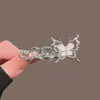 Presilha de Cabelo Borboleta de Prata com Pedra Olho de Gato Líquido para Mulheres, Presilha Lateral Estilo Ins, Presilha Bico de Pato para Franja, Acessório de Cabelo Cool e Elegante