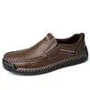 Nuevos zapatos casuales de cuero para hombre 2026, cosidos a mano, suela suave, cuero suave, sin cordones, fáciles de poner, zapatos de papá, zapatos para conducir