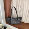 Bolsa Feminina Transfronteiriça Outono 2026: Luxo Leve, Minimalista, Grande Capacidade, Estilo para o Dia a Dia, Bolsa de Ombro Retrô, Bolsa Vintage para Motocicleta, Estilo Punk
