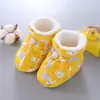 Sapatos de Bebê Outono e Inverno Veludo Espesso Quente Solado Macio 0-3-6-12 Meses Sapatos e Meias de Bebê Sapatos de Algodão Sapatos para Crianças Pequenas 1 Ano