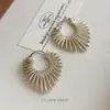 Brincos Geométricos Coração Retro Dourados para Mulheres Nicho Alto Padrão Exagerado Estilo Férias na Praia Cadeia de Suprimentos de Brincos