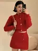 Conjunto de Duas Peças Cardigan de Lã Jacquard com Diamante Vermelho de Alta Qualidade Nova Coleção Primavera 2025 Saia de Cintura Alta que Molda o Quadril para Mulheres