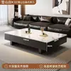 Mesa de centro combinada rectangular negra estilo italiano con losa de roca, sala de estar de lujo ligero, uso doméstico en apartamento pequeño de alta gama, mesa de centro moderna simple