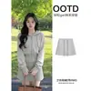 Traje deportivo casual de principios de otoño 2026, estilo nuevo para niñas, estilo moderno y relajado, sudadera con capucha y falda, conjunto de ropa estilo coreano