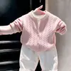 Ropa infantil coreana 2026 colección otoño/invierno nueva: conjunto de suéter rosa de punto trenzado, cárdigan de punto y pantalones casuales blancos para niños y niñas